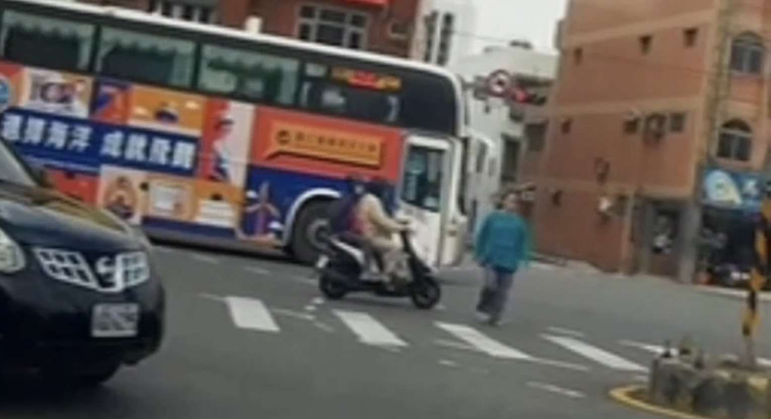 大園失智婦外出迷途到南崁 蘆竹警暖心助返家 S 66895875