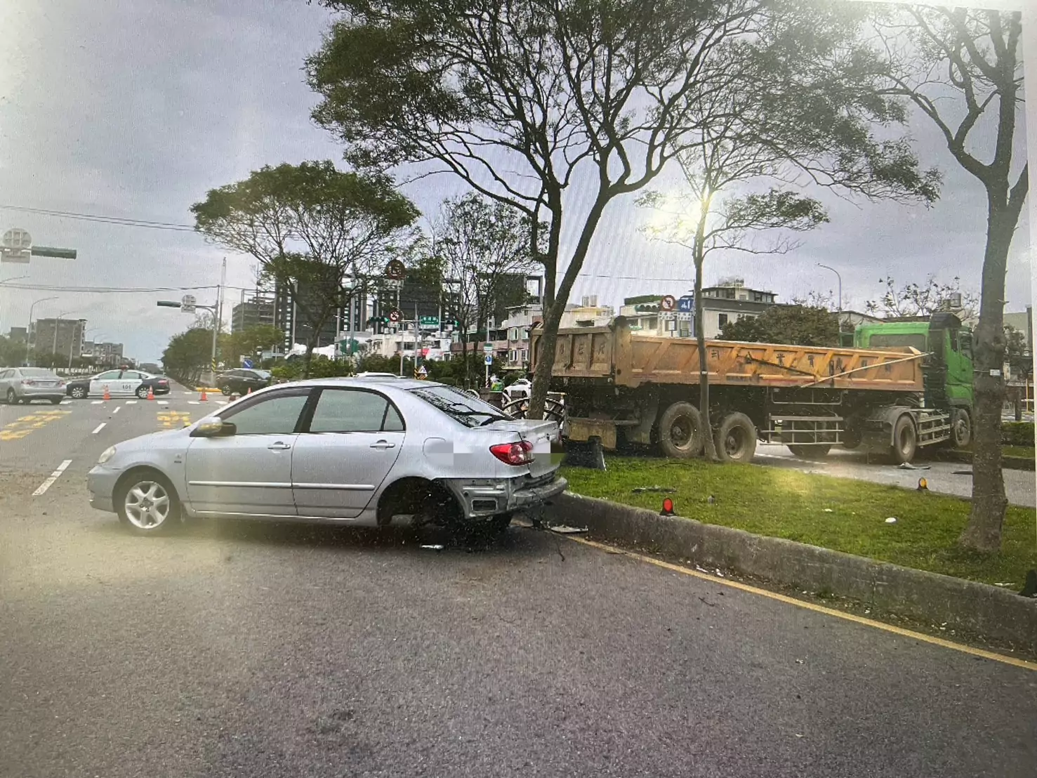 小客車疑違規左轉 砂石車閃避不及連累旁車 小客車疑違規左轉 砂石車閃避不及連累旁車