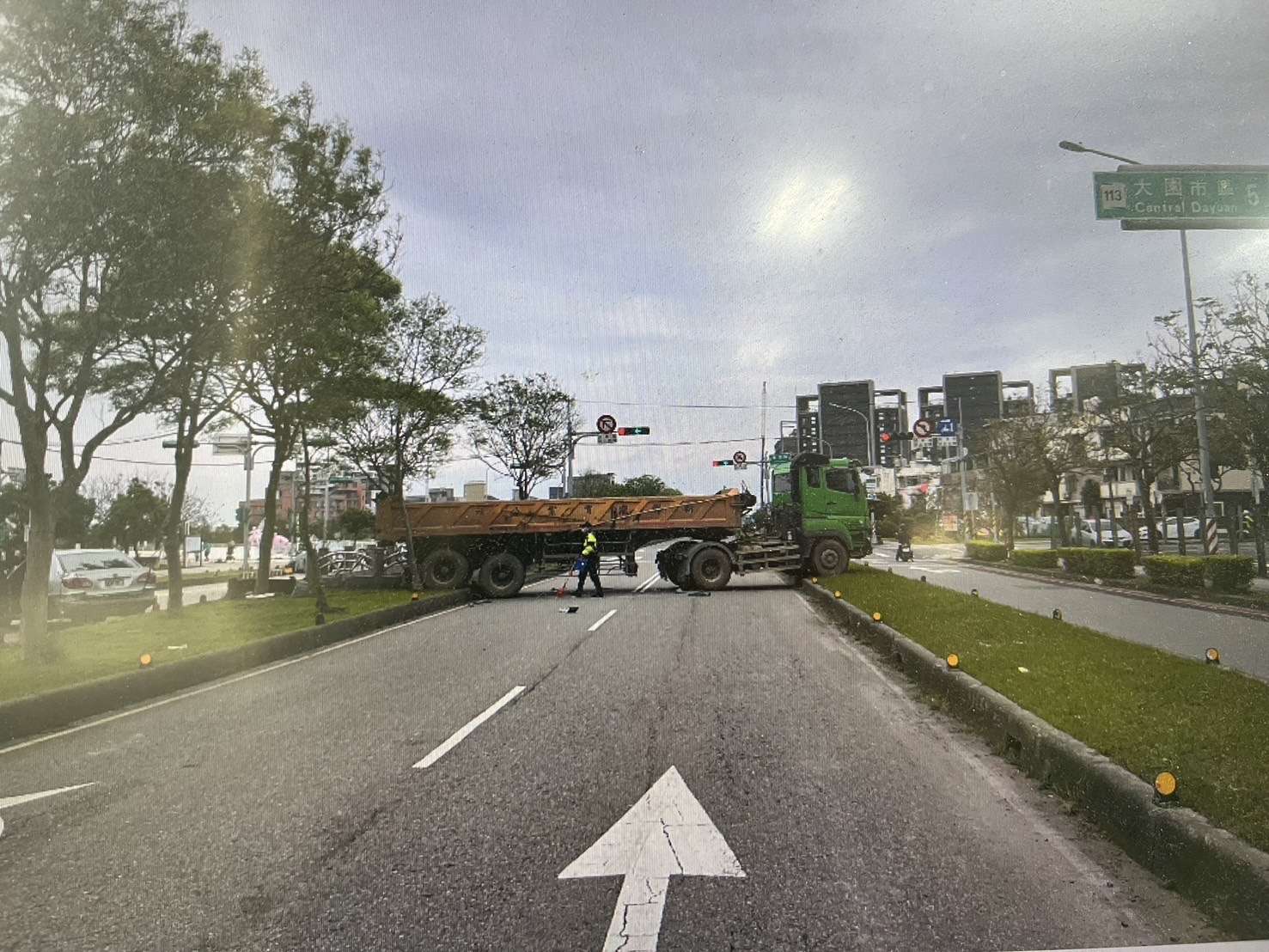 小客車疑違規左轉 砂石車閃避不及連累旁車 S 7225421