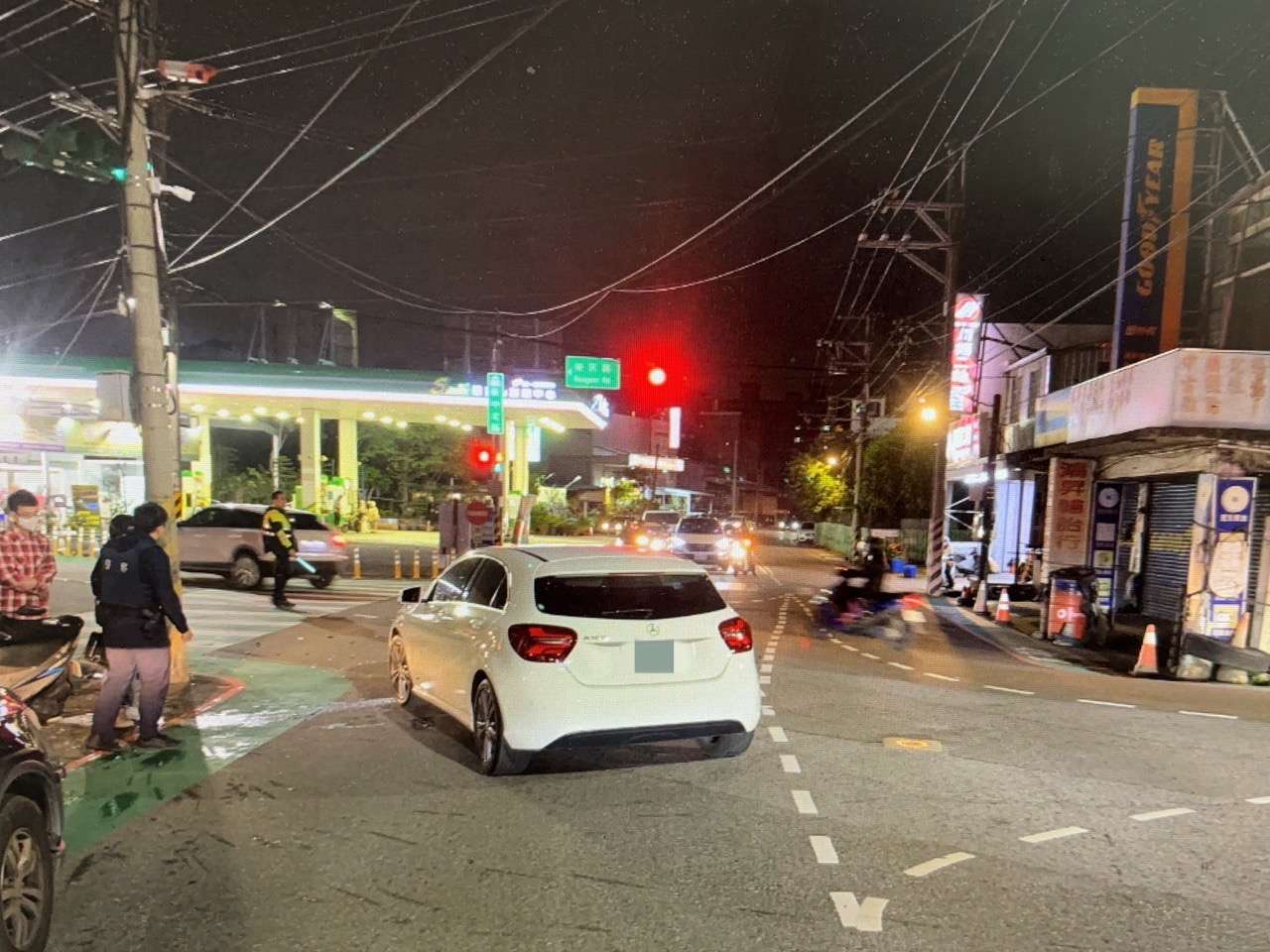 疑搶快釀禍!直行機車與轉彎自小客碰撞 騎士膝蓋骨裂 S 7323741 0