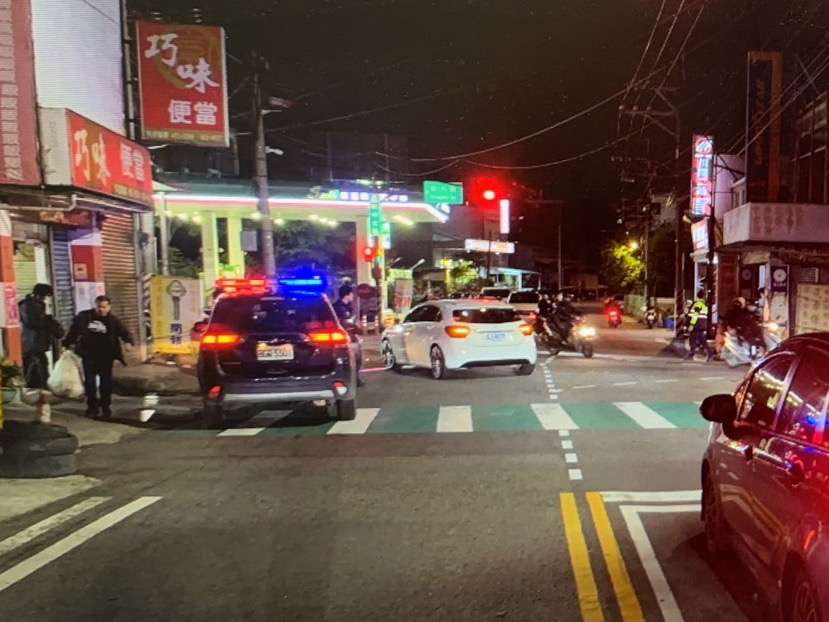 疑搶快釀禍!直行機車與轉彎自小客碰撞 騎士膝蓋骨裂 S 7323743 0
