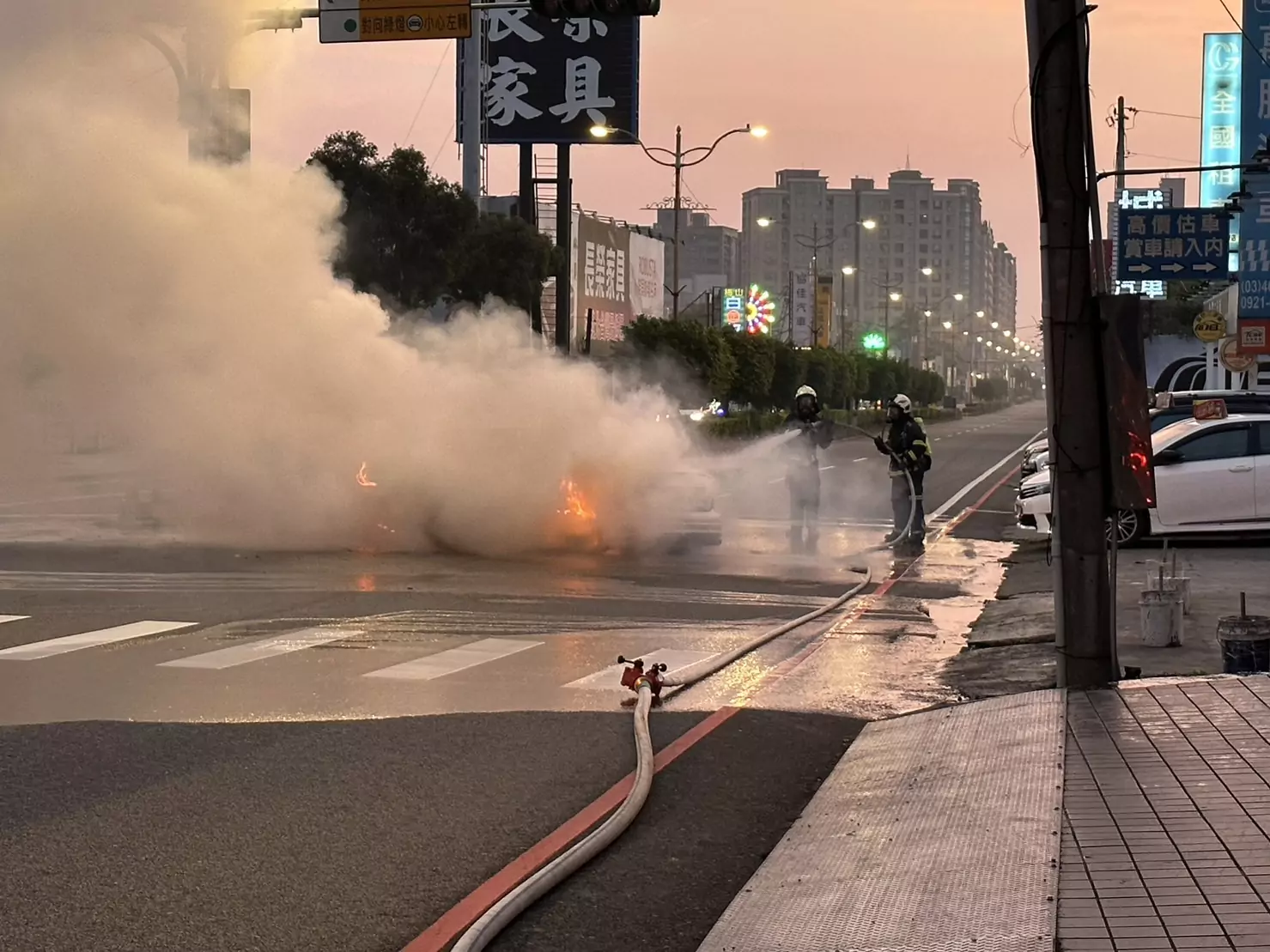 男子酒駕自撞安全島 白轎車燒成黑廢鐵 男子酒駕自撞安全島 白轎車燒成黑廢鐵