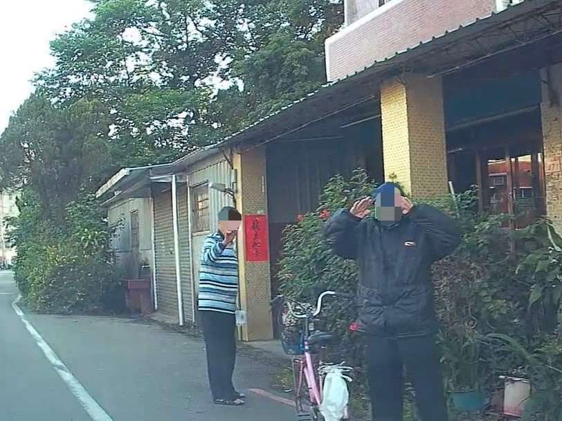老翁騎腳踏車買早餐跌落花圃 龍潭警即刻救援 S 9756820 0