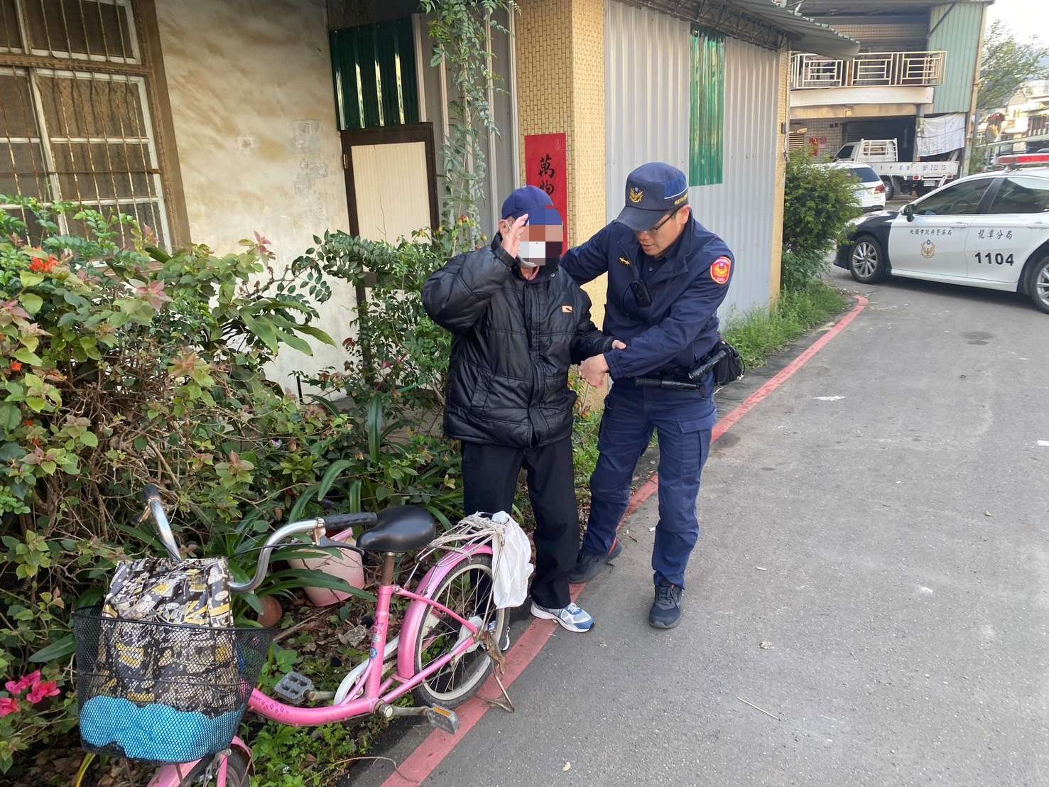 老翁騎腳踏車買早餐跌落花圃 龍潭警即刻救援 S 9756822 0