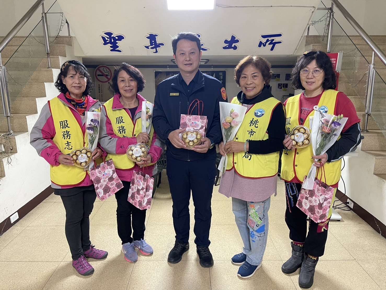 龍潭警貼心贈送小禮物 祝女警婦女節快樂 S 9758080 0