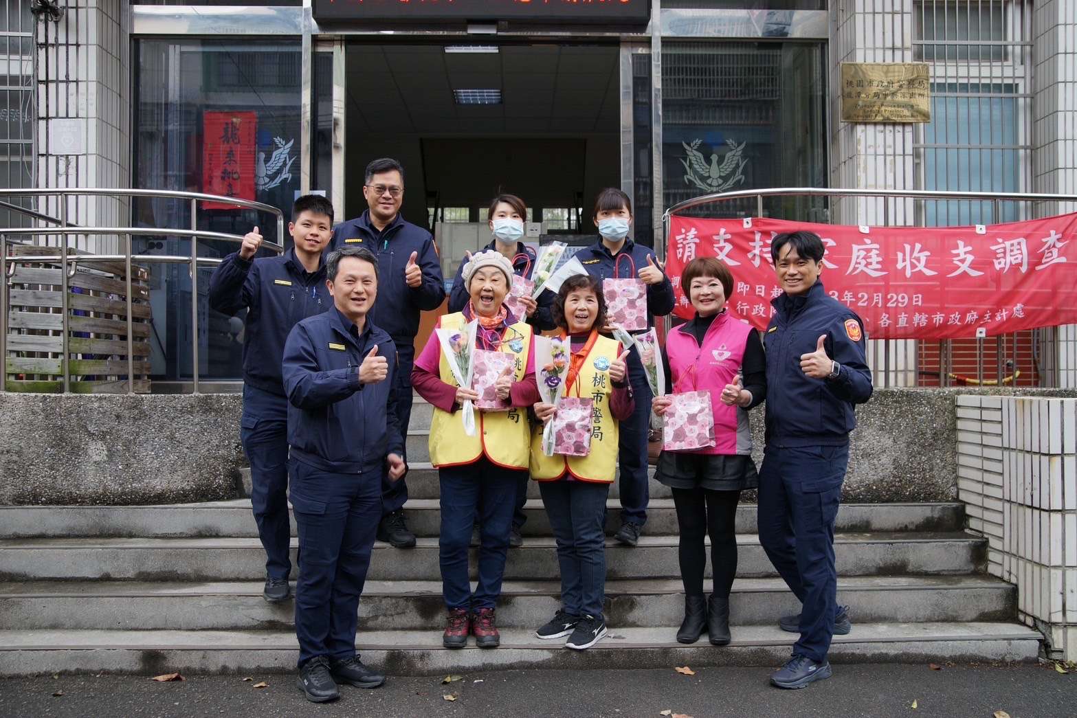 龍潭警貼心贈送小禮物 祝女警婦女節快樂 S 9758083