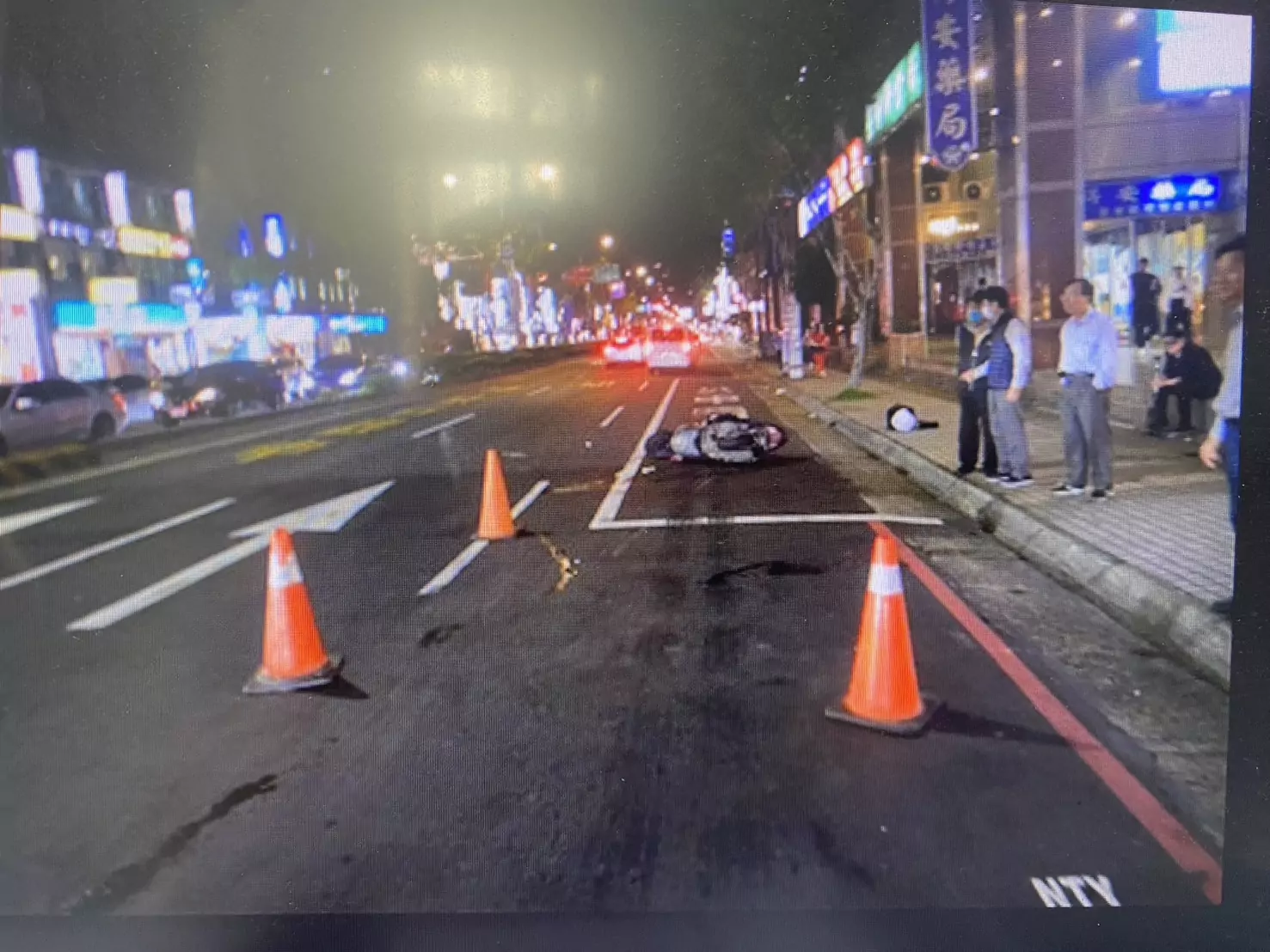 【有片】看手機太專心!女子闖紅燈過馬路 慘遭騎士撞飛 【有片】看手機太專心!女子闖紅燈過馬路 慘遭騎士撞飛