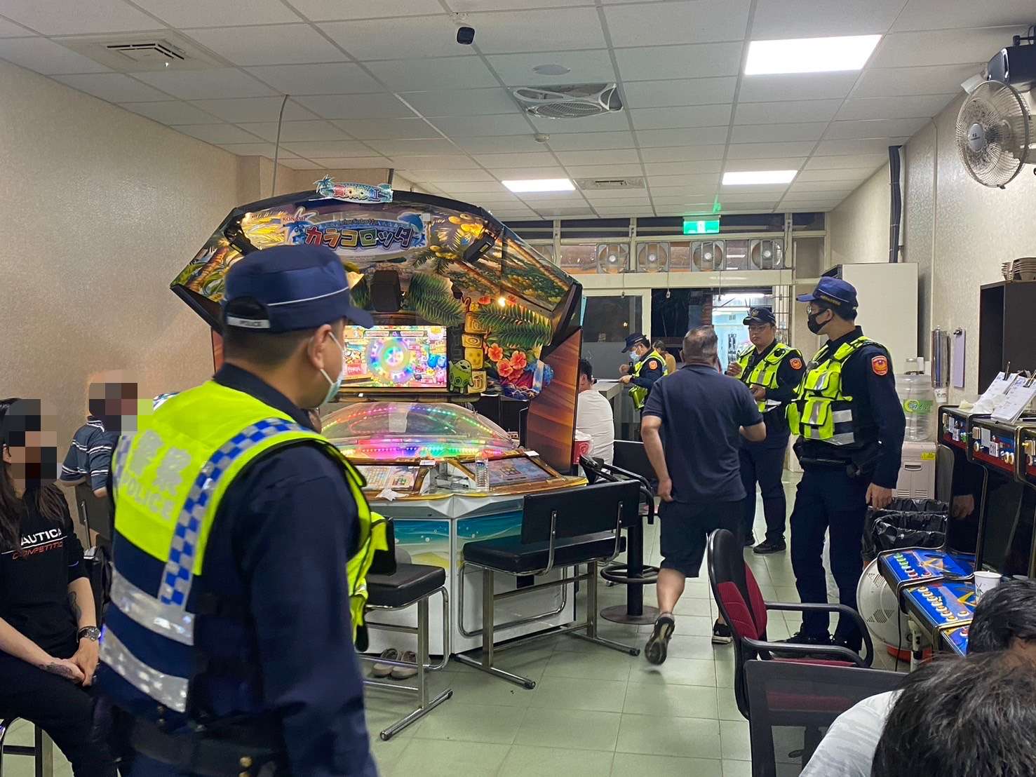 龍潭警擴大臨檢 維護治安平穩 S 9881133 0