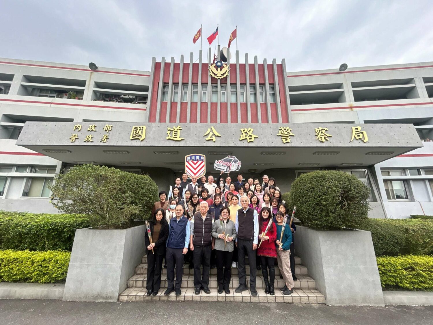 肯定國道紅斑馬女力貢獻 公警局長廖美鈴贈婦女節禮物