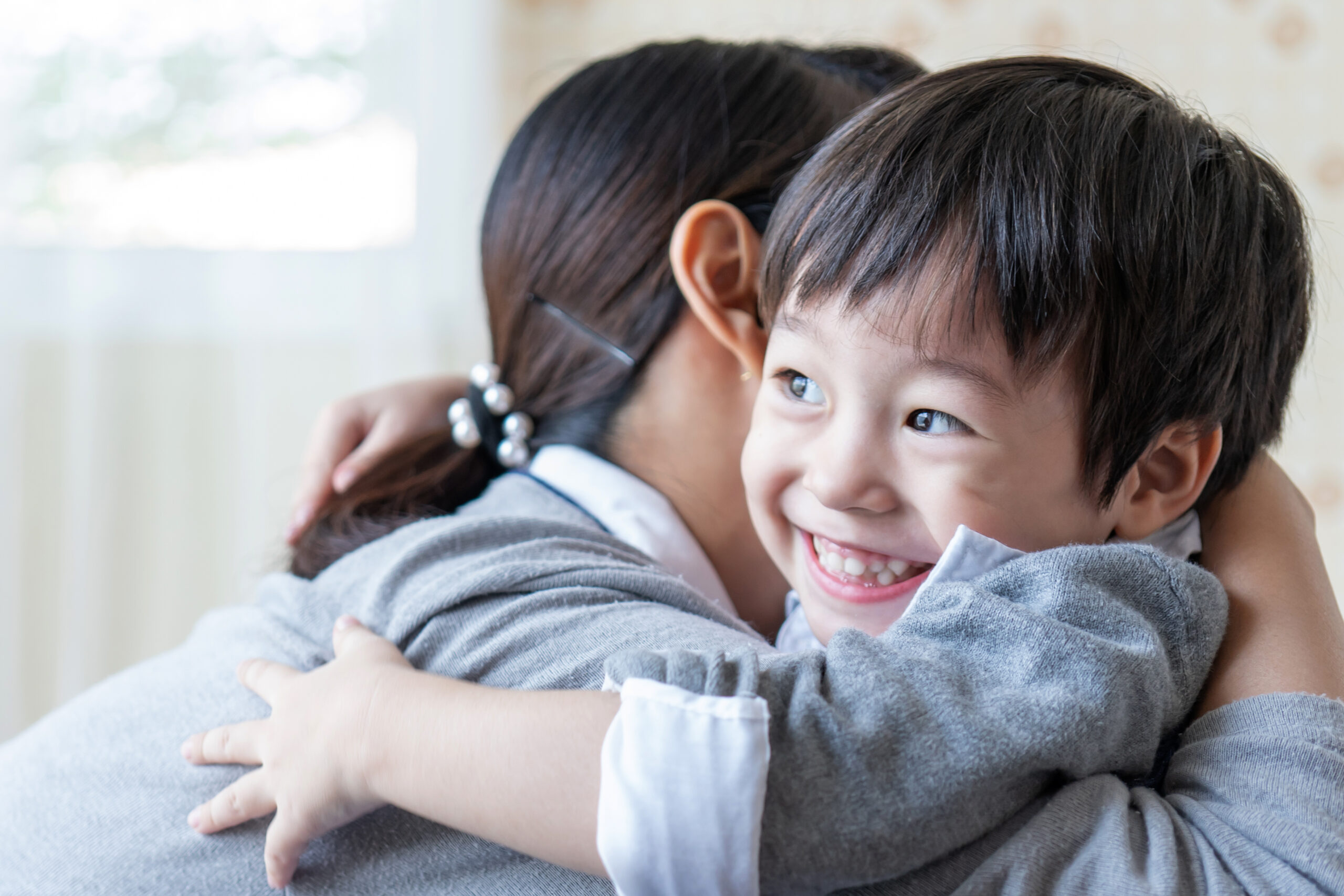 桃市府加強管理兒少家外安置服務 推3新措施保護幼童 asian cute boy smiling with happily hugging with mother home family concept scaled