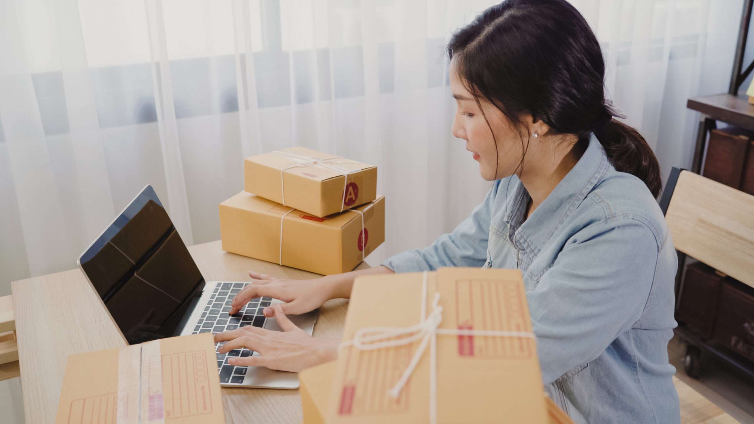 不只買家會被騙!可惡詐團鎖定網拍賣家出新招 beautiful smart asian young entrepreneur business woman owner sme online checking product scaled