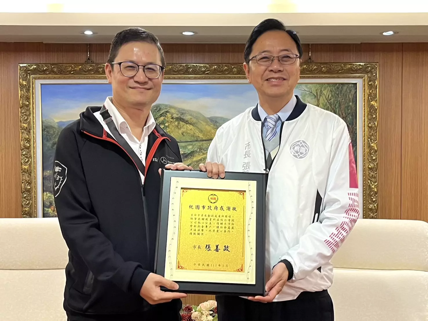 微星科技3年捐近2000萬助弱勢 張善政頒贈感謝狀 微星科技3年捐近2000萬助弱勢 張善政頒贈感謝狀
