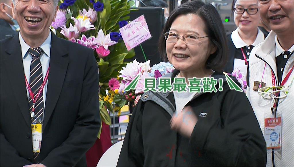 開心逛國際烘焙展與麵包師傅合照 蔡英文:最喜歡貝果