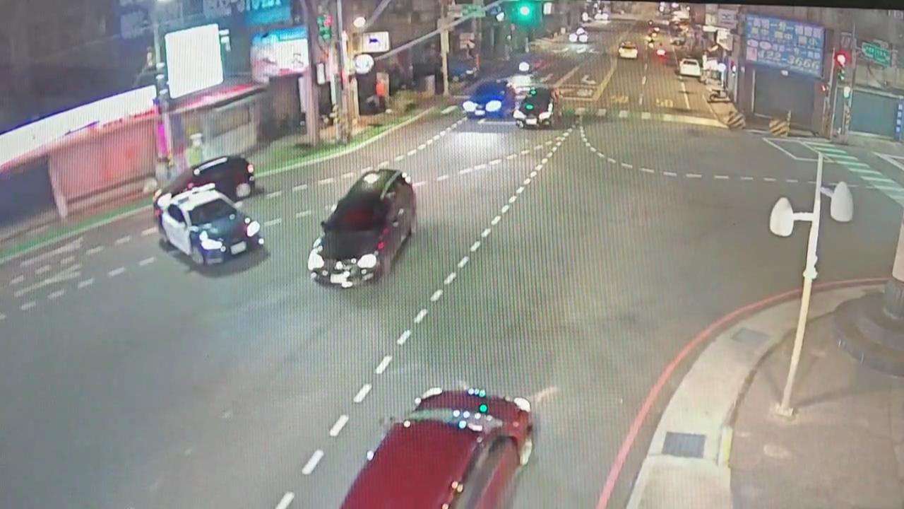 【有片】巡邏車迴轉險撞民車?平警回應了 gsgf45fg4