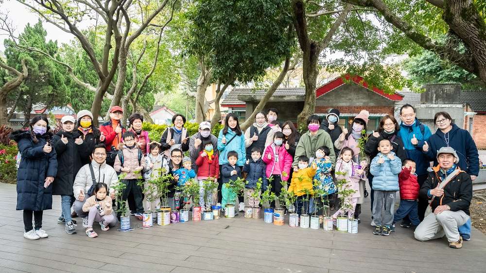 桃園馬祖新村號召「奶粉罐」種樹苗 喚醒民眾環保意識 gxkdlkg54g 1