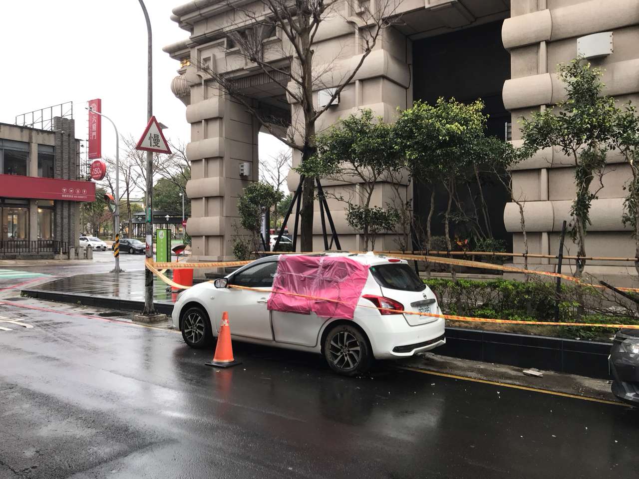 車停路邊慘遭「磁磚雨」砸凹 桃園建管處要求社區限期改善、賠償 hjedte