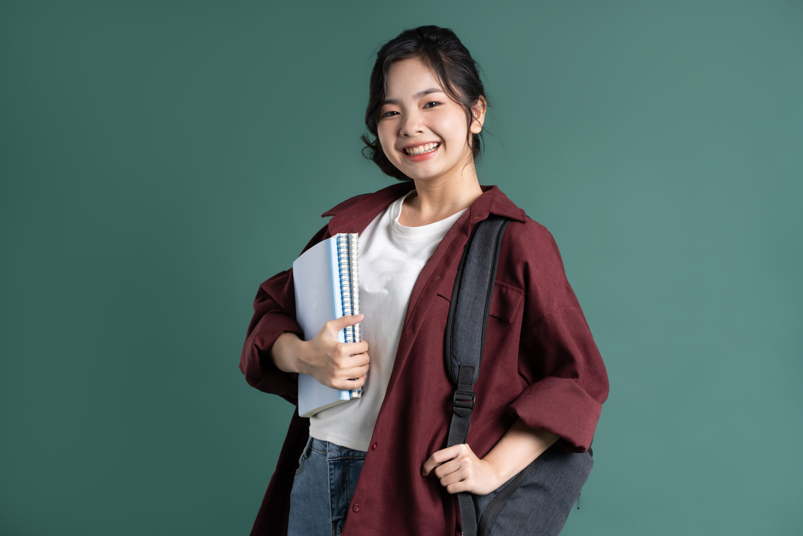 大學繁星推薦今放榜 桃園市立高中錄取率逾6成 portrait beautiful asian student green background scaled