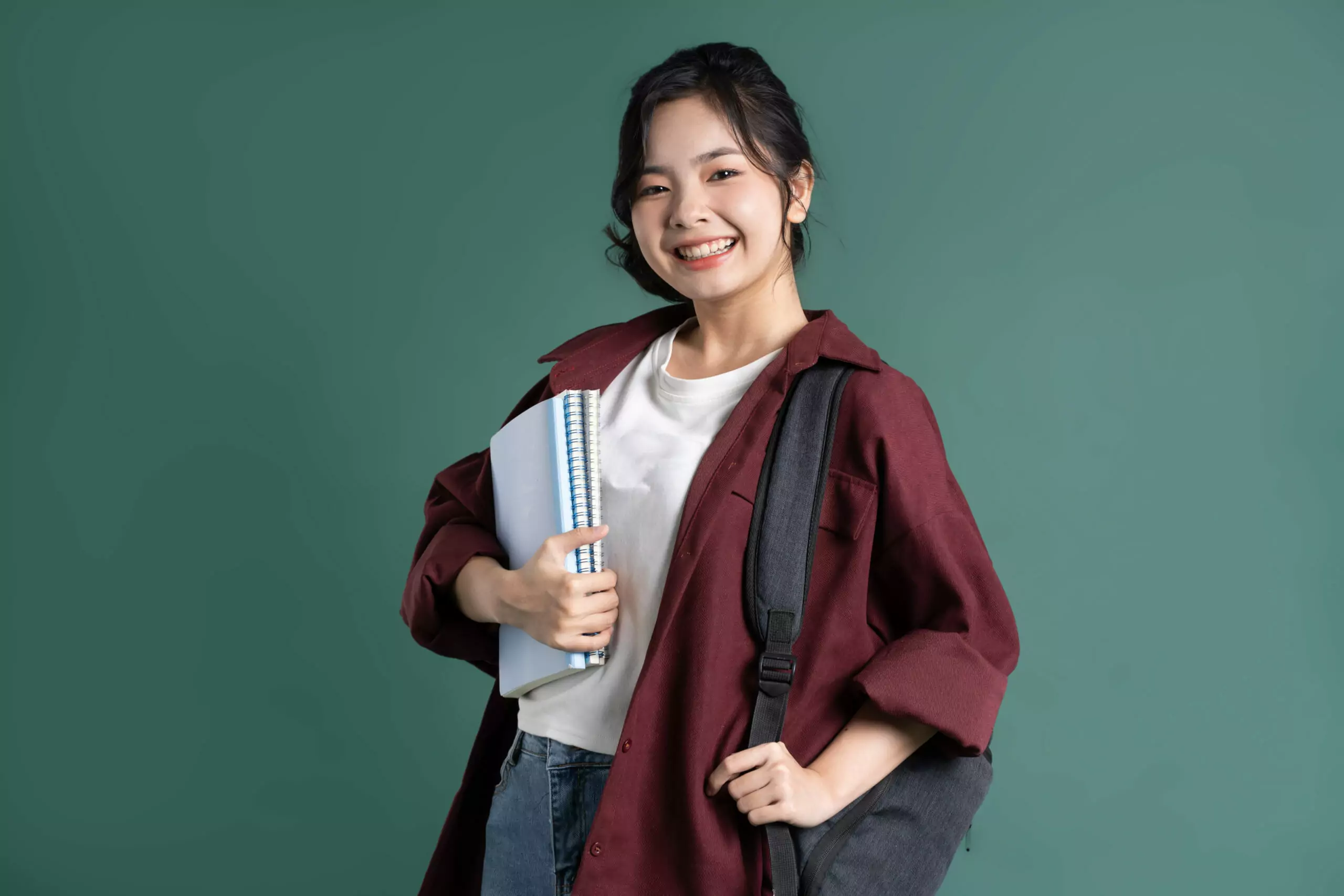 大學繁星推薦今放榜 桃園市立高中錄取率逾6成 portrait beautiful asian student green background scaled