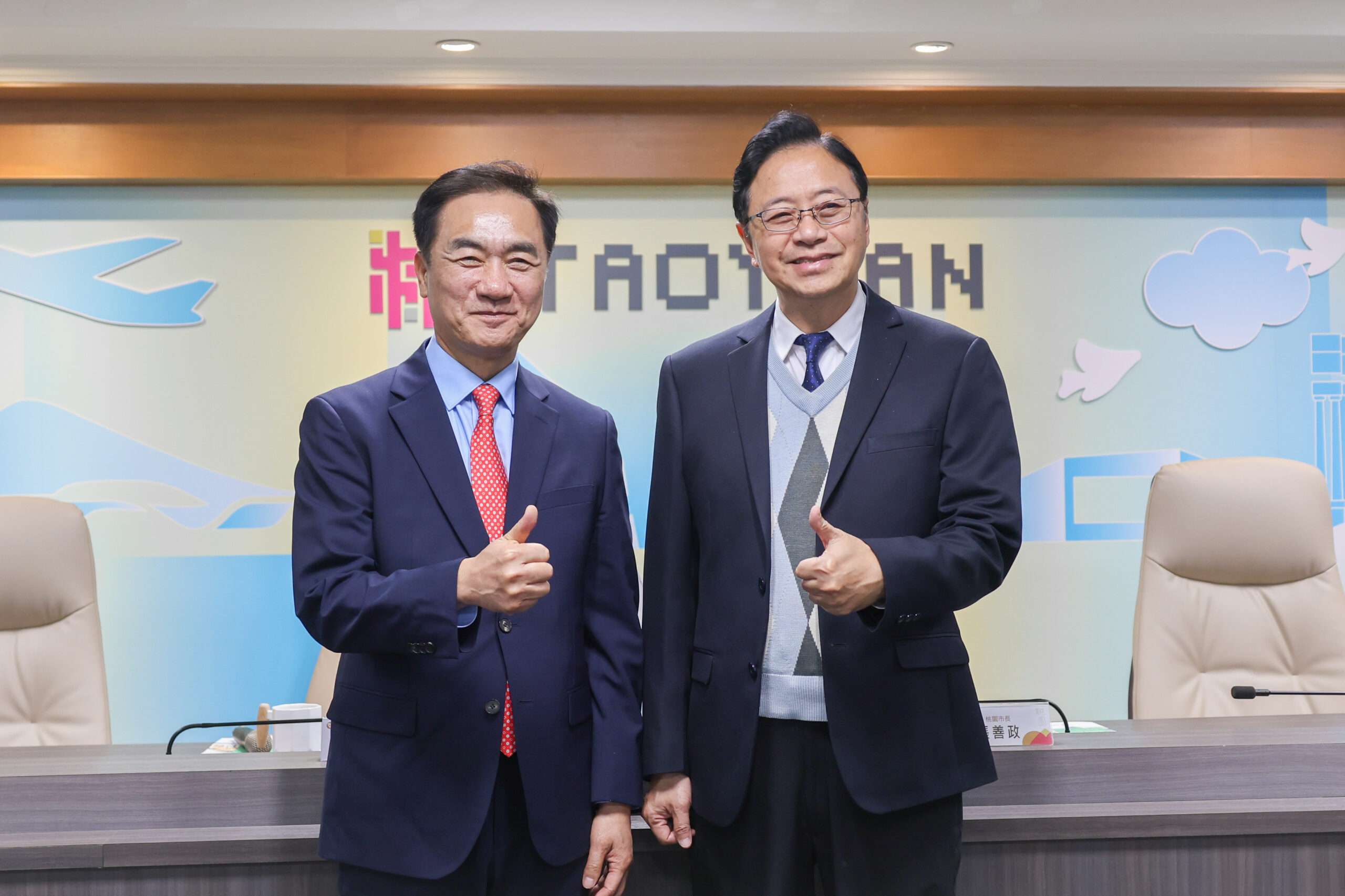 張善政與韓國京畿道平澤市長會面 邀訪團參觀2025台灣燈會 兩市長合照 0 scaled