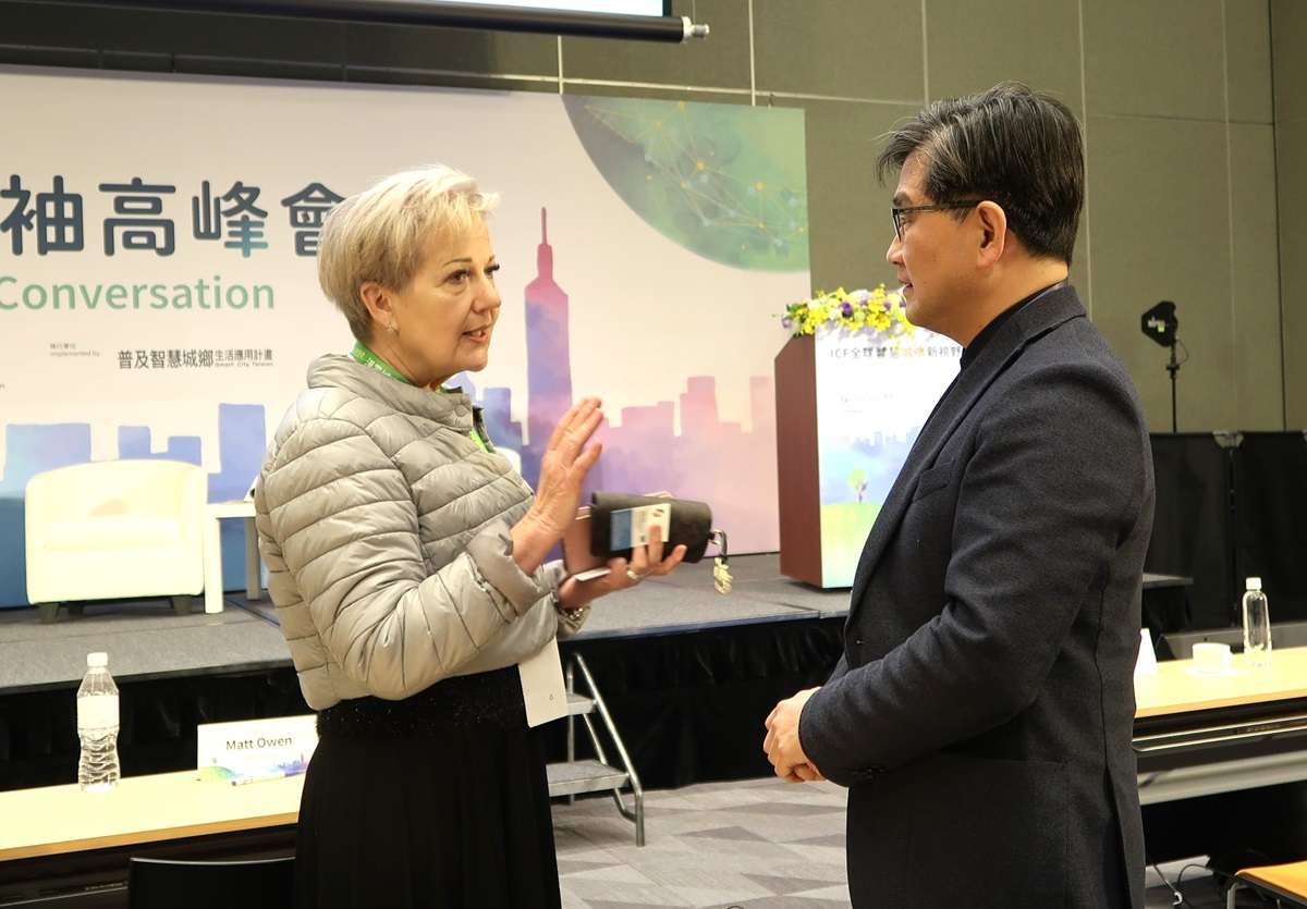 圖4、芬蘭前通訊部長Suvi左會後與智發會主委深入交流城市經驗。 0