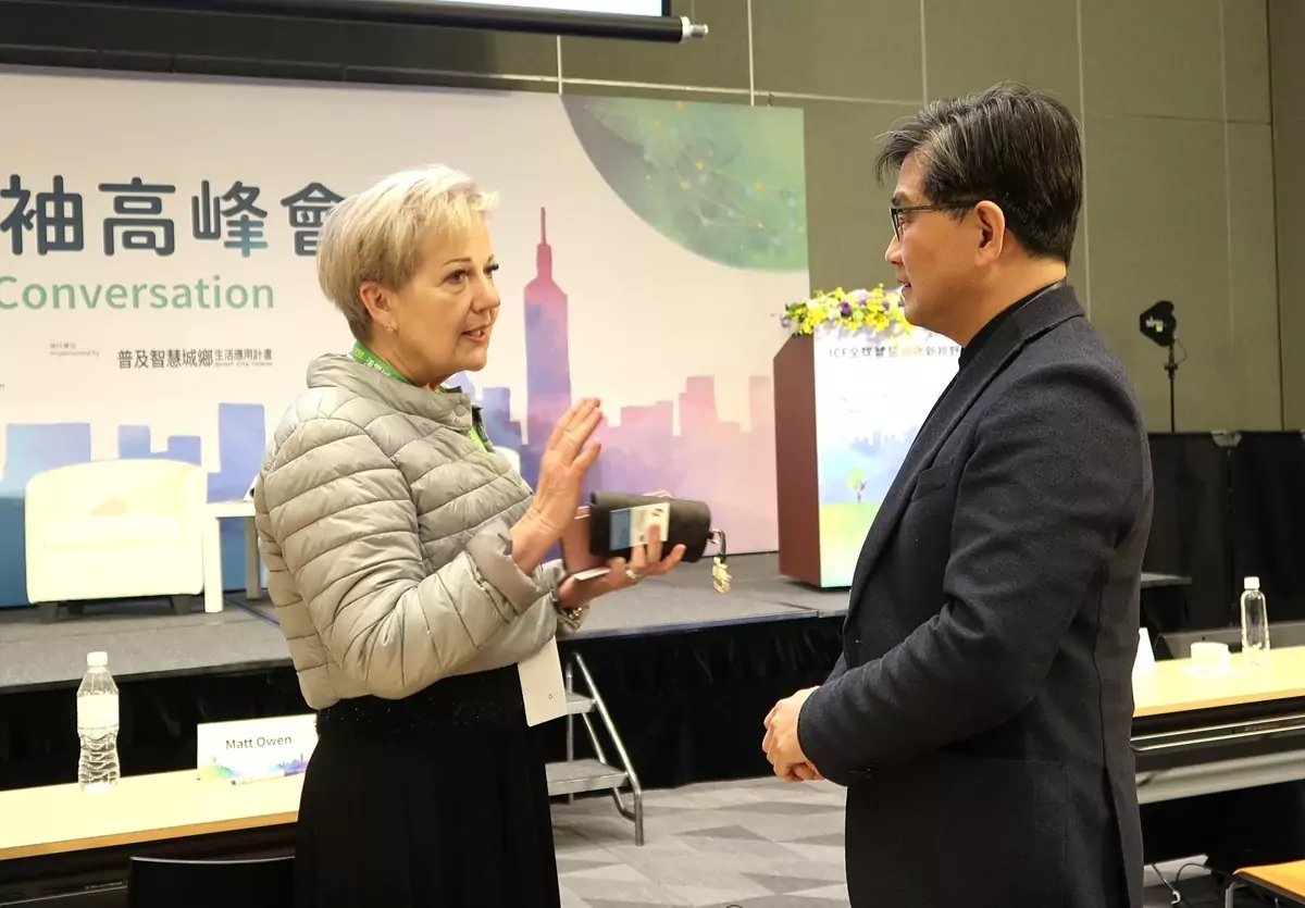 圖4、芬蘭前通訊部長Suvi左會後與智發會主委深入交流城市經驗。 0