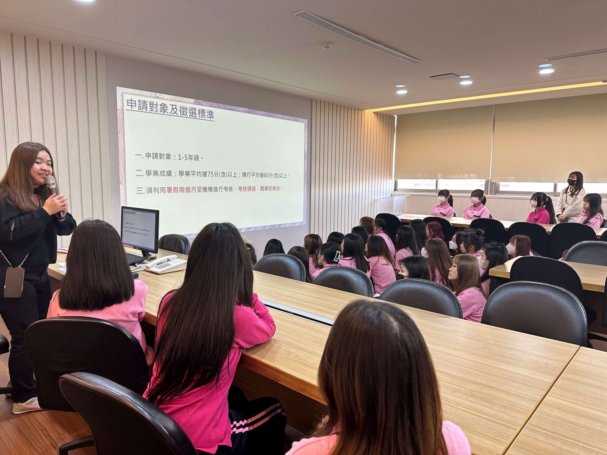 圖說三：新生醫專美容科一年級學生專心聆聽人才培育計畫。圖：新生醫專提供。 0 scaled