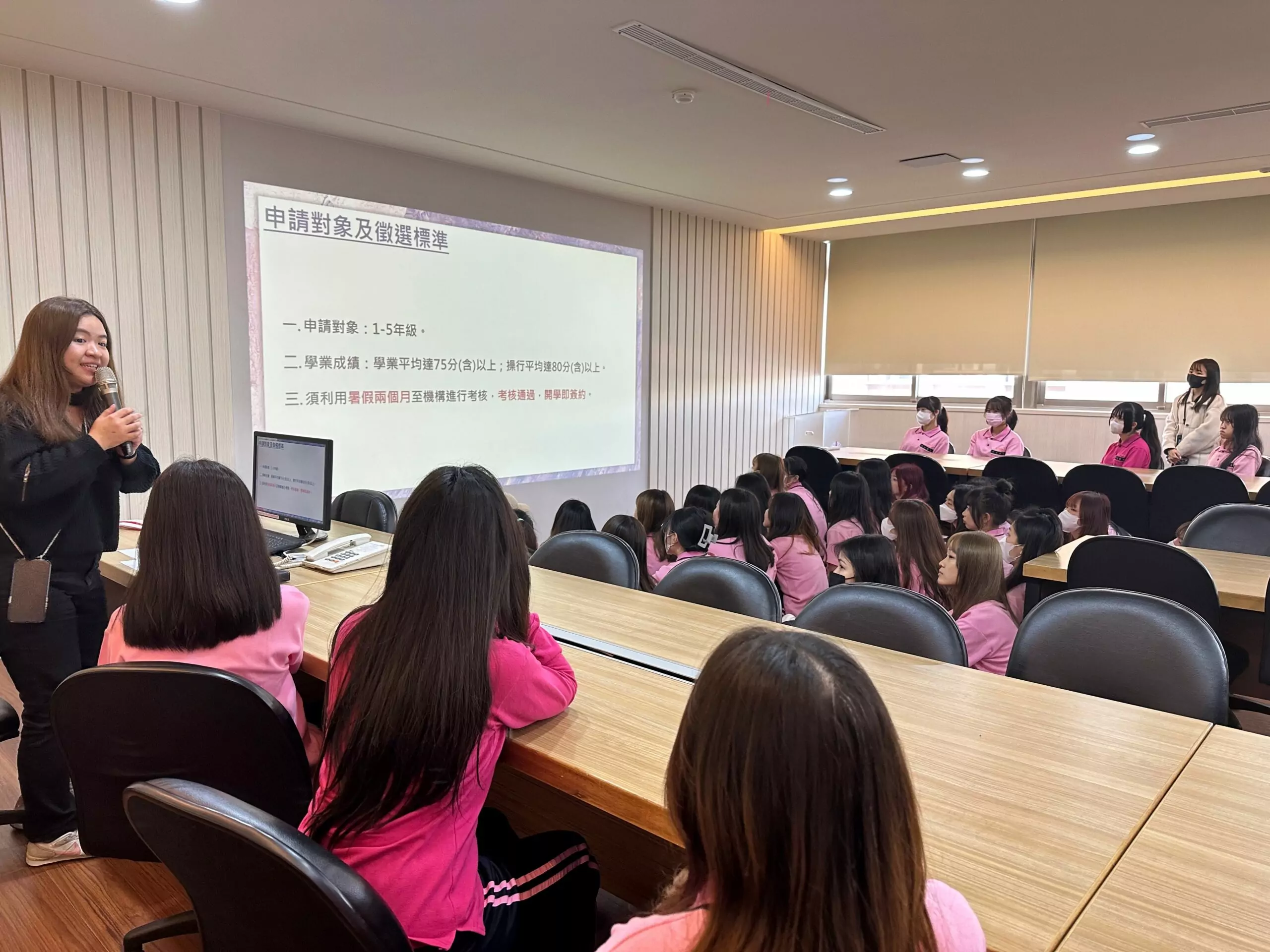 圖說三：新生醫專美容科一年級學生專心聆聽人才培育計畫。圖：新生醫專提供。 0 scaled