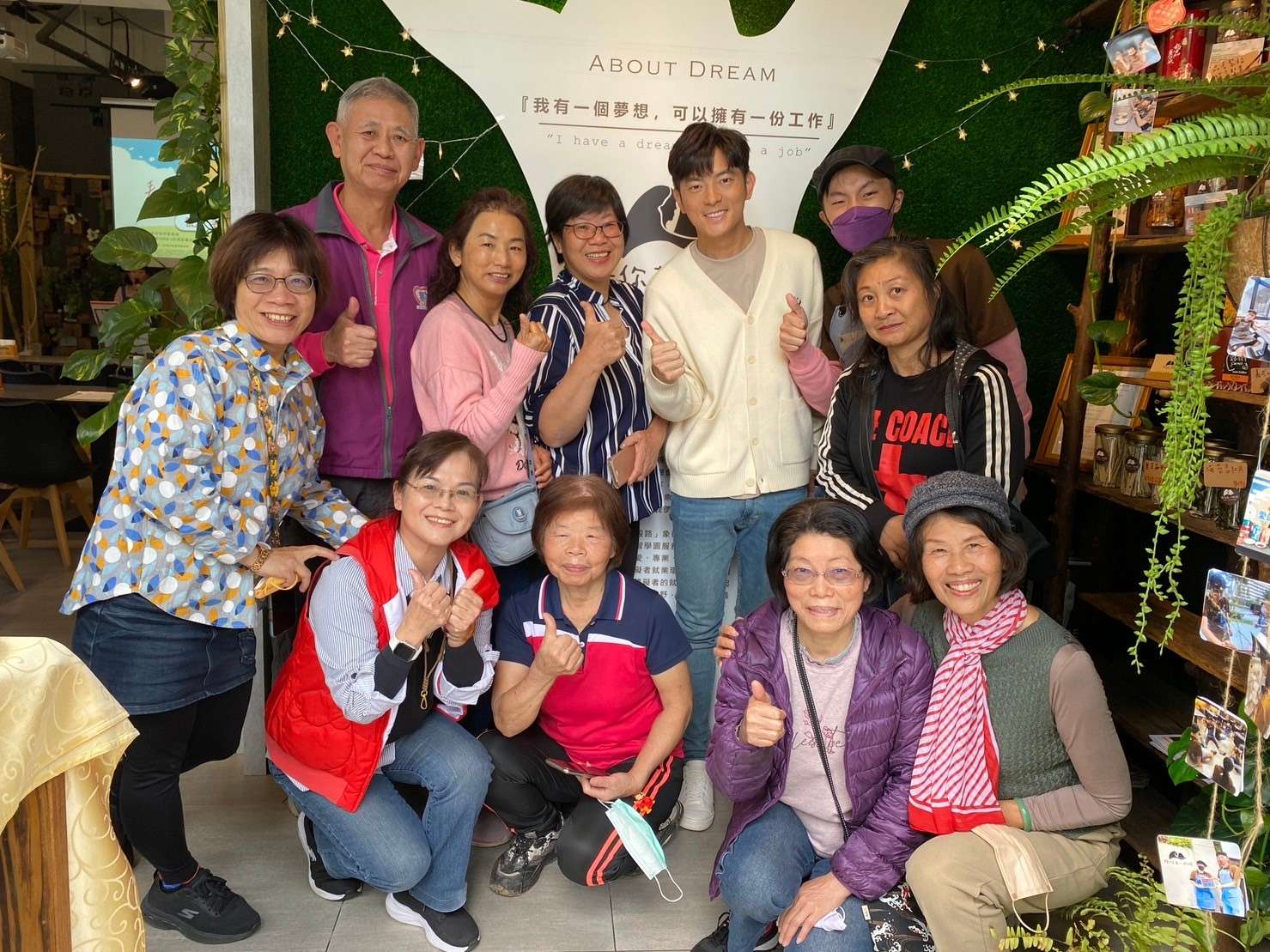 路得啟智學園3/23舉辦公益園遊會 為身心障礙者募餐費 愛心攤位志工伙伴大合照