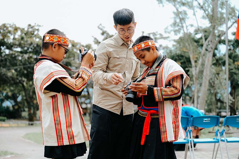 攝影師張峻健發起《原鄉孩童畢業照圓夢計畫》迄今邁入第六年（圖為臺東縣武陵國小畢業生）