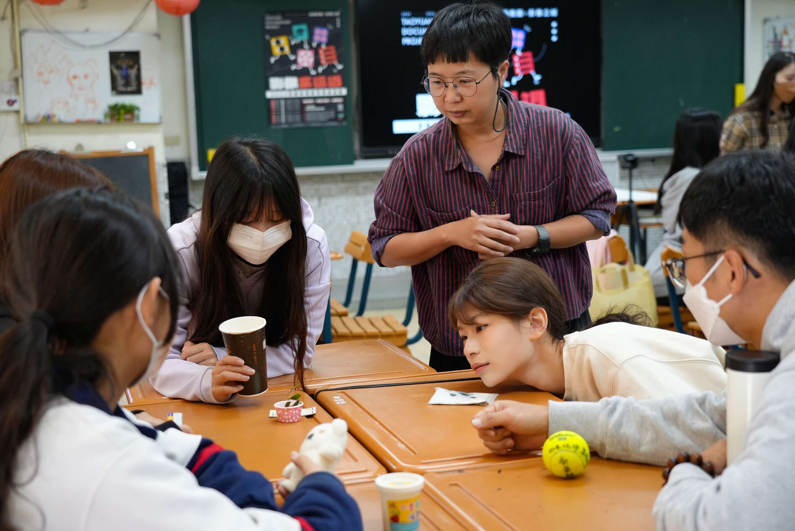 桃園城市紀錄片前進校園巡迴 推廣影像教育 講師與現場的學生們一同進行物件劇場的練習 0 scaled