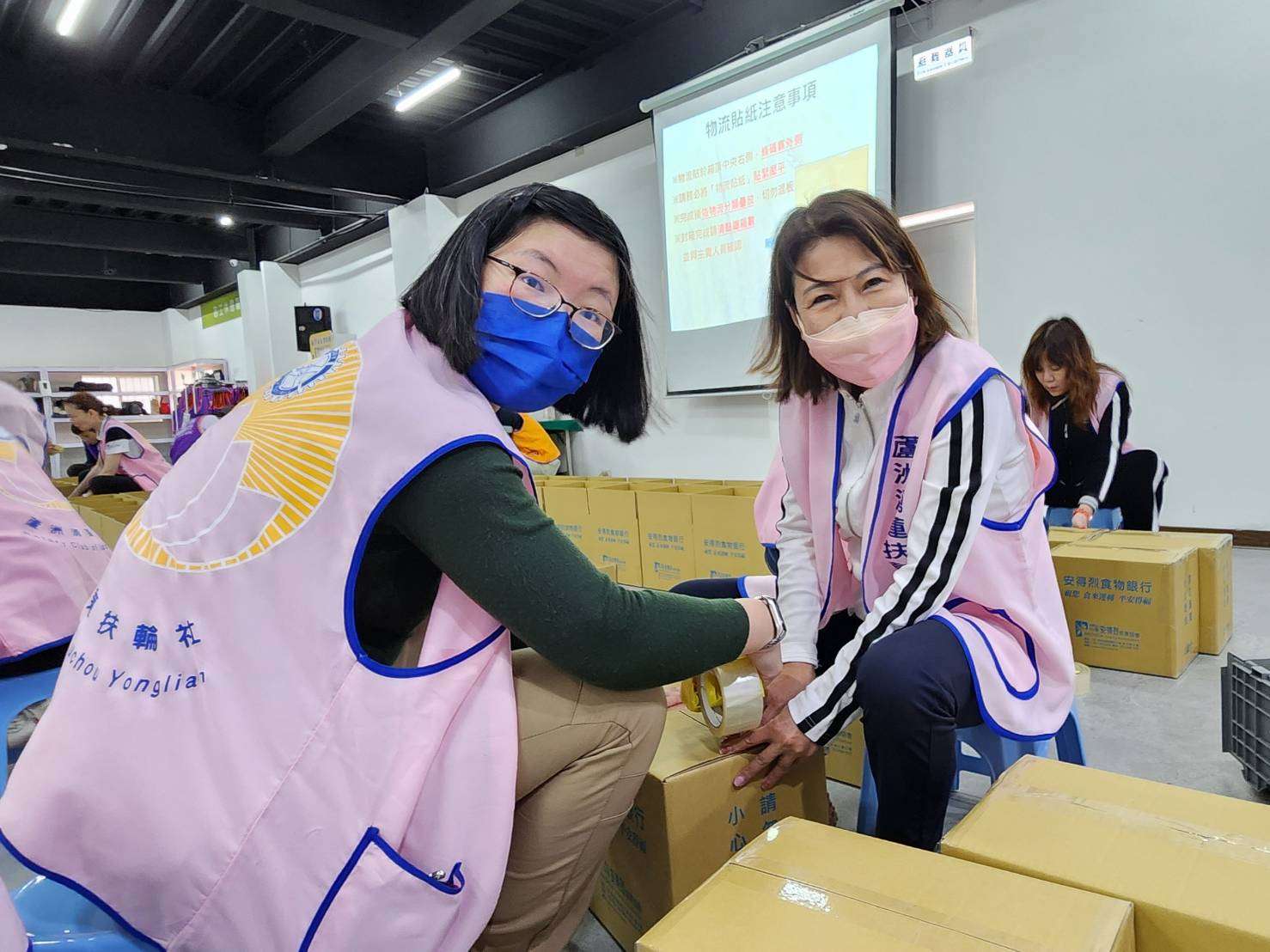 湧蓮扶輪社攜手安得烈慈善協會 打包食物箱送暖 黃盈涓社長右與社友們於社團法人中華安得烈慈善協會辦理公益服務 0