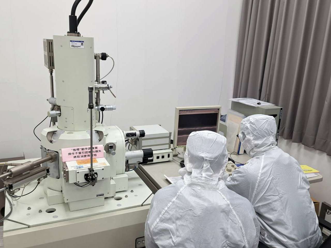 龍華科大培育半導體人才 學子獲企業頒發每人24萬獎學金 龍華半導體系學生獲實習廠商宜特科技頒發優秀人才培育獎學金 3