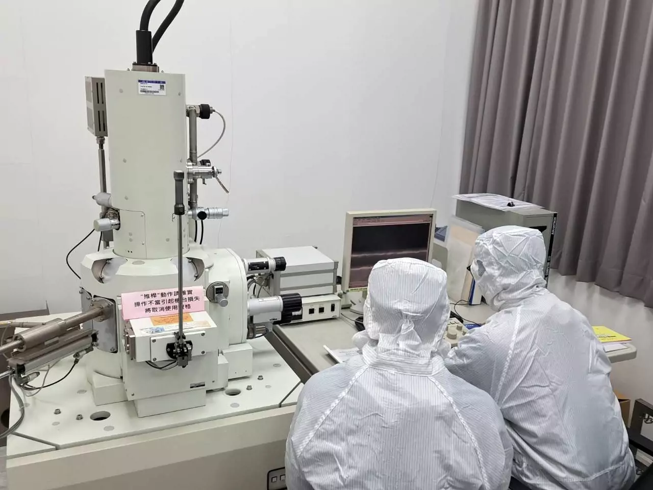 龍華半導體系學生獲實習廠商宜特科技頒發優秀人才培育獎學金 3