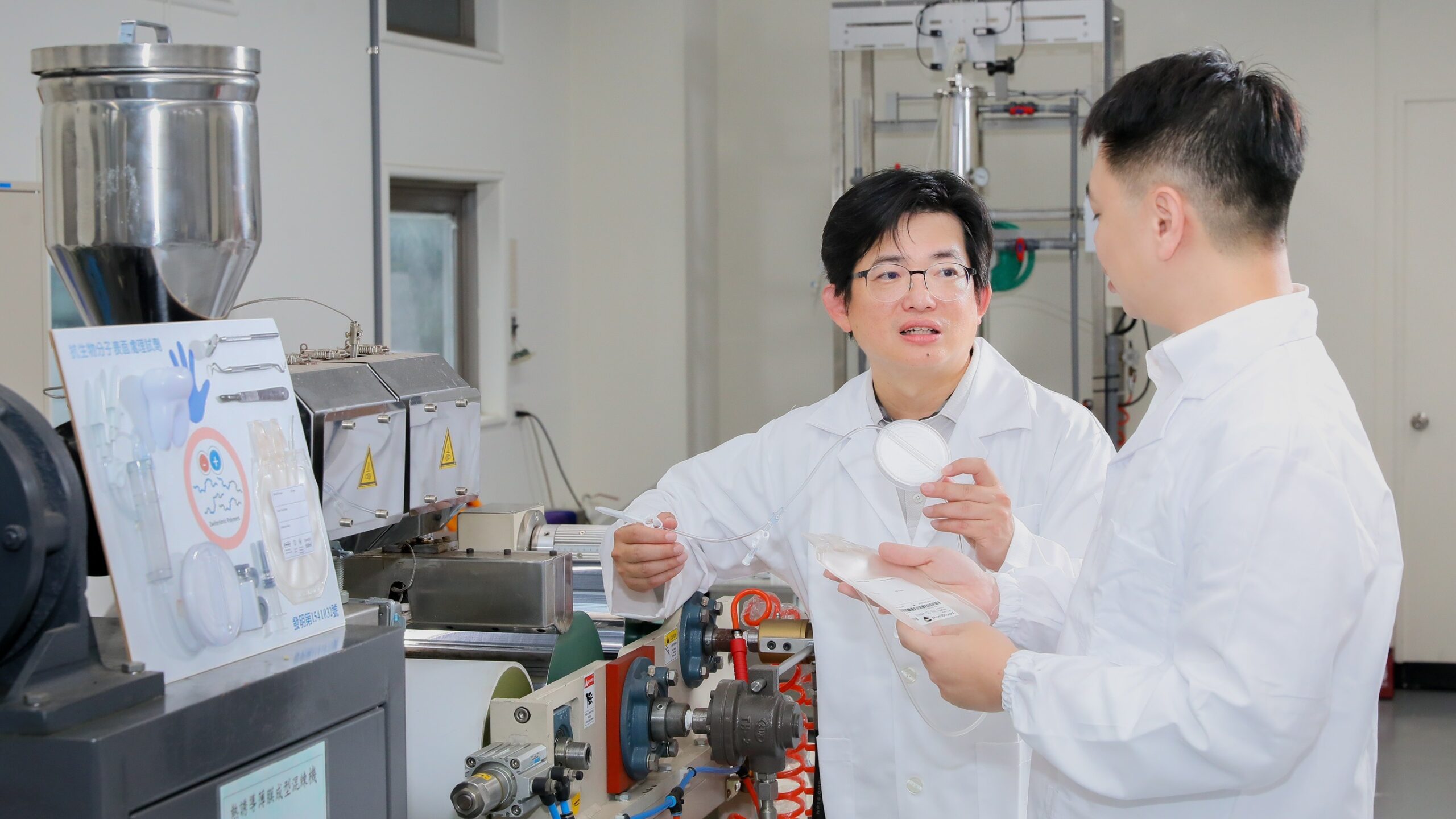 02 中原大學化工系教授張雍圖左研發出白血球減除率99.99 的關鍵薄膜過濾器，保障輸血安 0 scaled