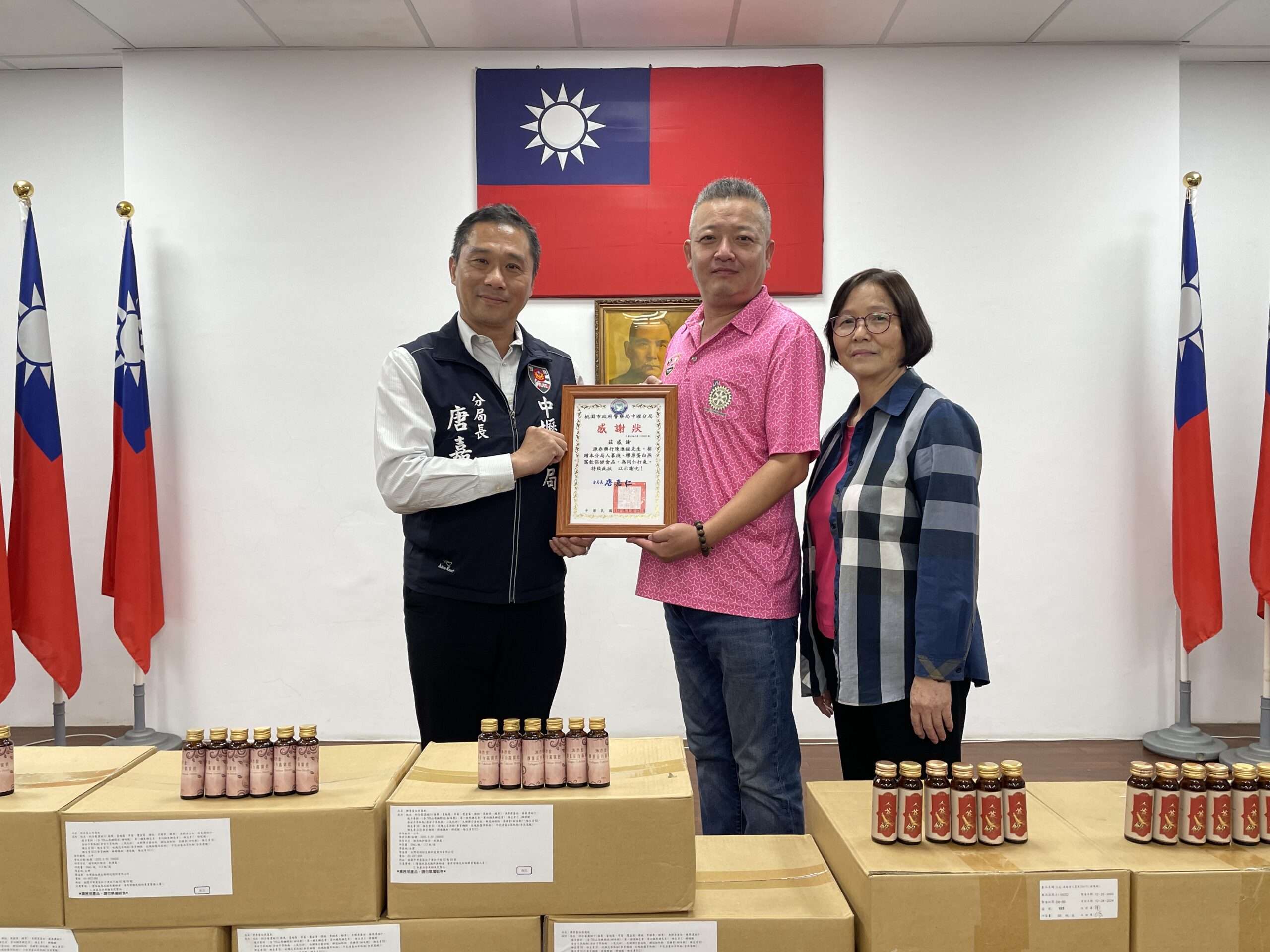 感念警察辛勞!中藥行老闆贈壢警人蔘液、膠原蛋白燕窩飲 04 scaled