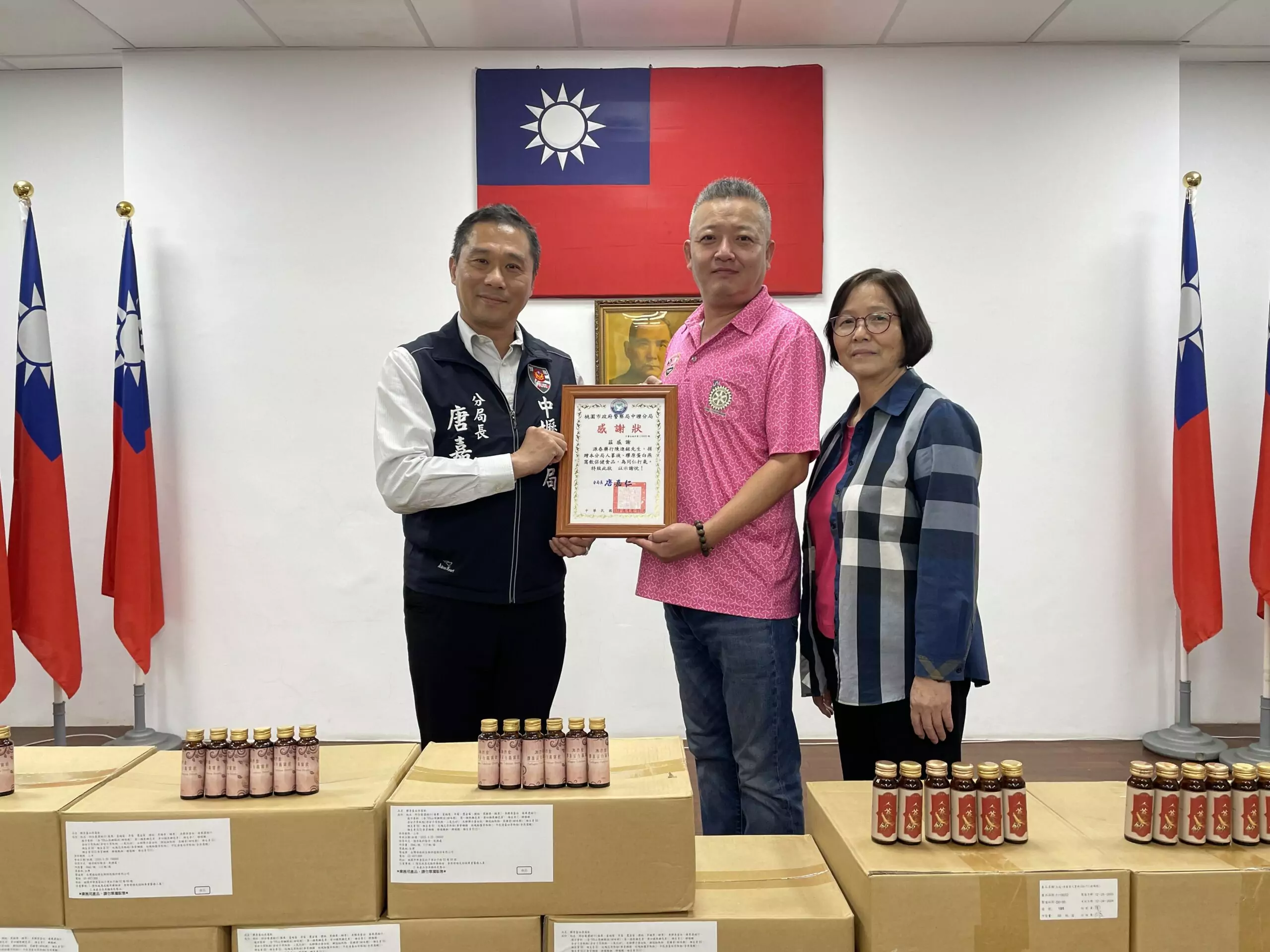 感念警察辛勞!中藥行老闆贈壢警人蔘液、膠原蛋白燕窩飲 感念警察辛勞!中藥行老闆贈壢警人蔘液、膠原蛋白燕窩飲
