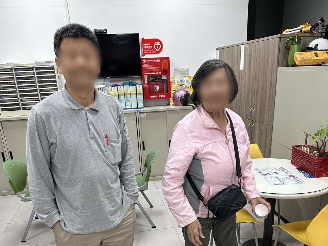8旬婦外出迷途徘徊街頭好無助 暖心壢警靠1物助她返家 1 11
