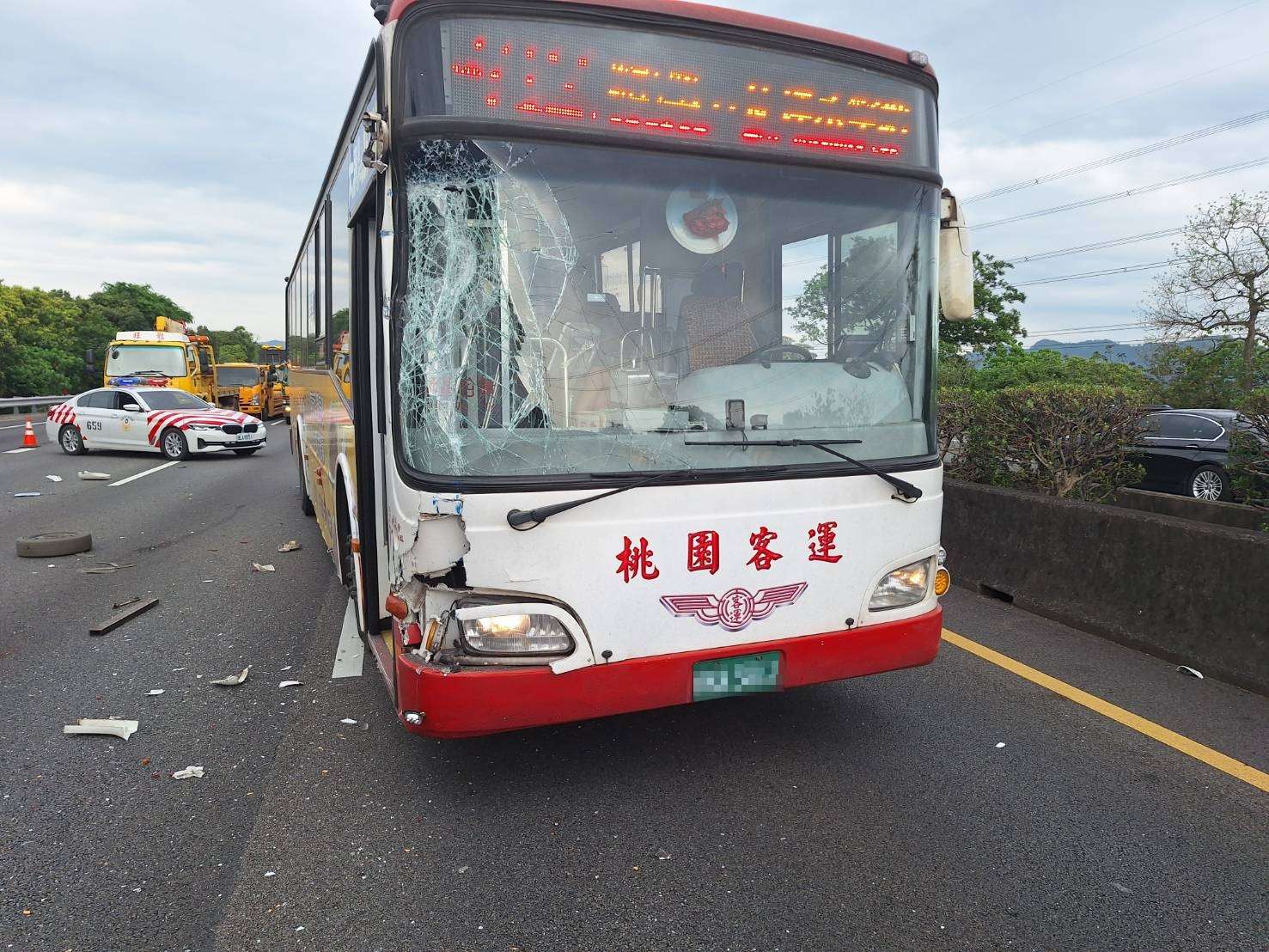 閃避路中「衝浪板」國3大溪段5車連環撞 1711955827681 0
