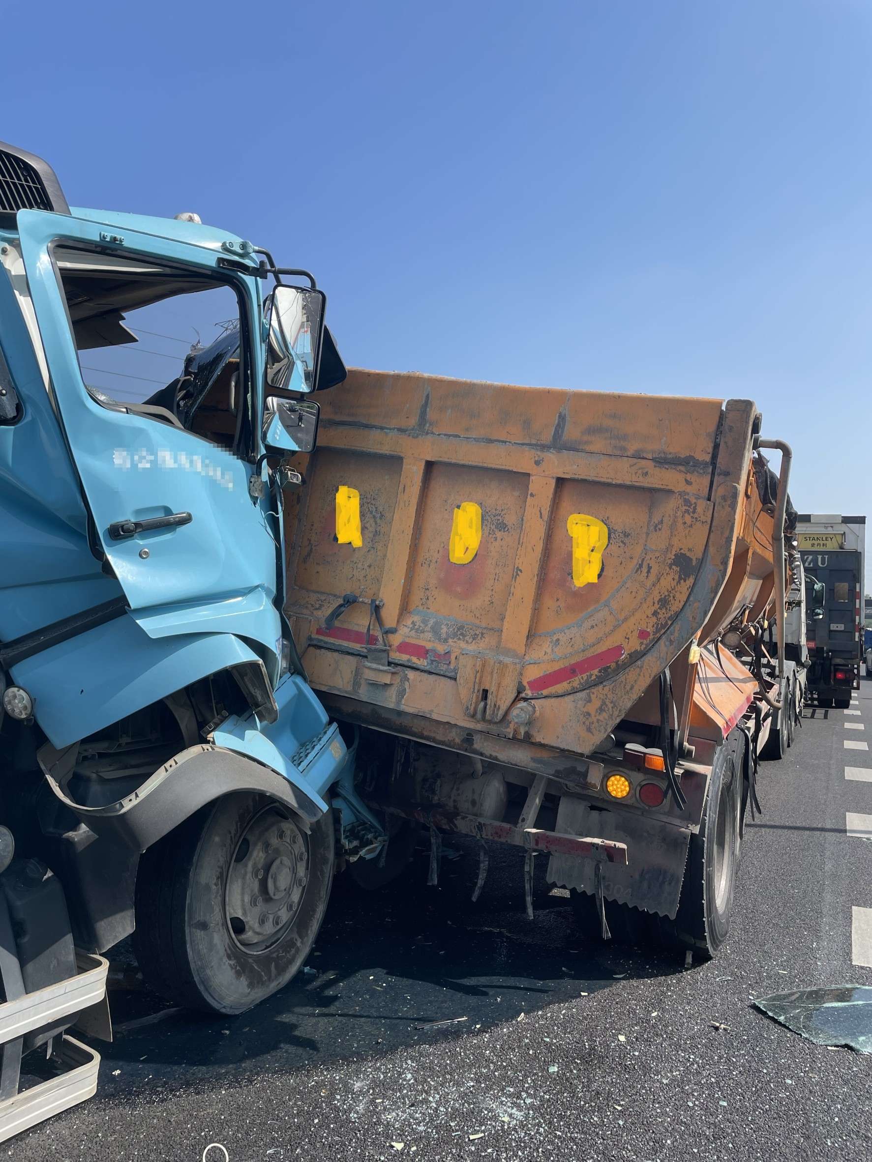 煞車不及!國3大溪段水泥車狠撞前方 4車擠成一團 1712037931665