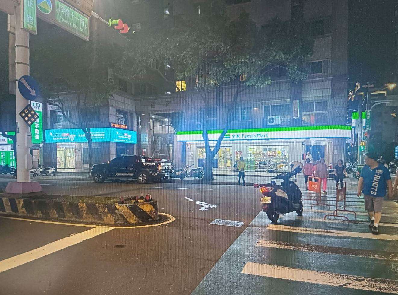【有片】自小貨左轉未停讓 行人走斑馬線遭撞輾車底身亡 1794546