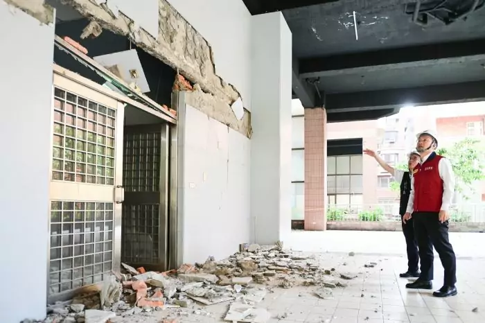 八德社區大樓磁磚遭震落 桃市府緊急安置55住戶 八德社區大樓磁磚遭震落 桃市府緊急安置55住戶