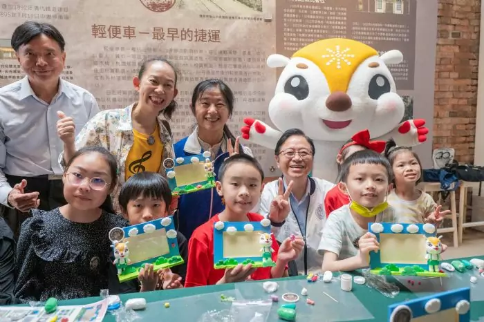桃園軌道願景館辦理捏黏土活動 張善政與小朋友體驗手作樂趣 20240404130249432