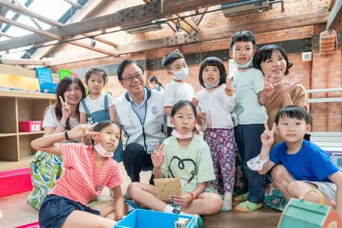 桃園軌道願景館辦理捏黏土活動 張善政與小朋友體驗手作樂趣 20240404130317959