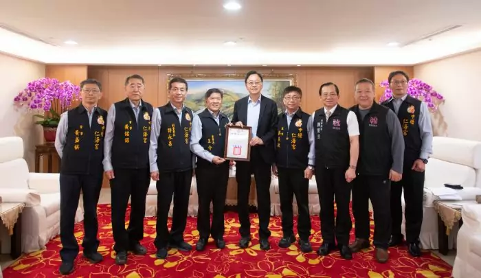 中壢仁海宮捐400萬元賑災 盼拋磚引玉助災民走出困境 中壢仁海宮捐400萬元賑災 盼拋磚引玉助災民走出困境