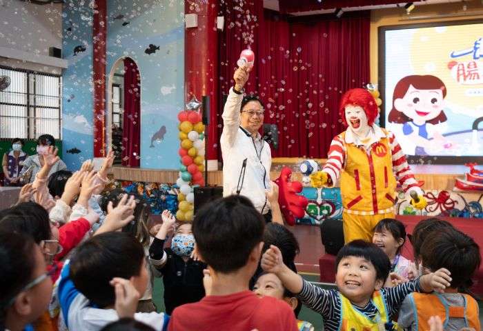張善政與麥當勞叔叔籲學童勤洗手 遠離腸病毒 20240409142211614