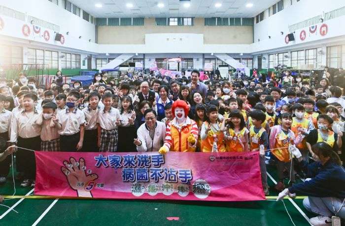 張善政與麥當勞叔叔籲學童勤洗手 遠離腸病毒 20240409142219645