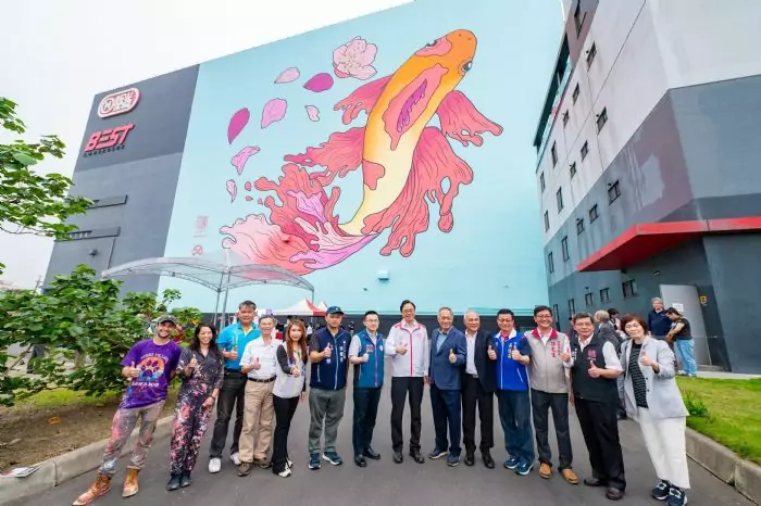 巨型錦鯉現蹤觀音工廠外牆 城市景觀煥然一新 巨型錦鯉現蹤觀音工廠外牆 城市景觀煥然一新