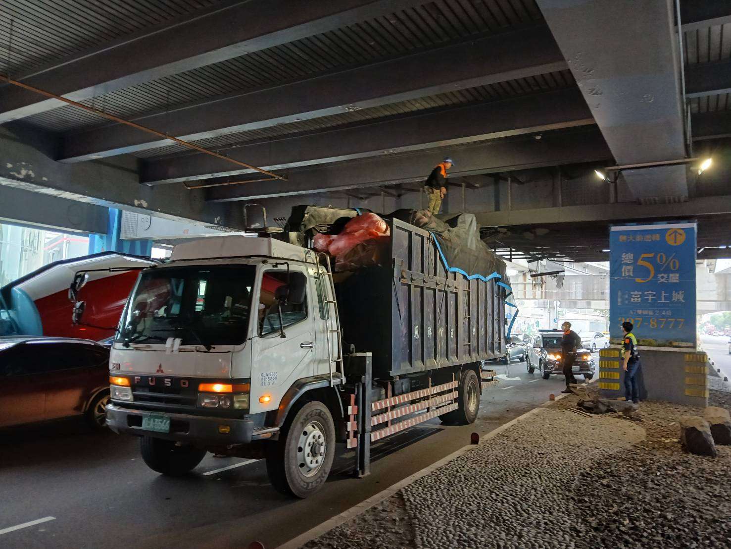 貨車物品堆太高 猛撞桃園機捷A8車站下方防護網 20240416 06052472