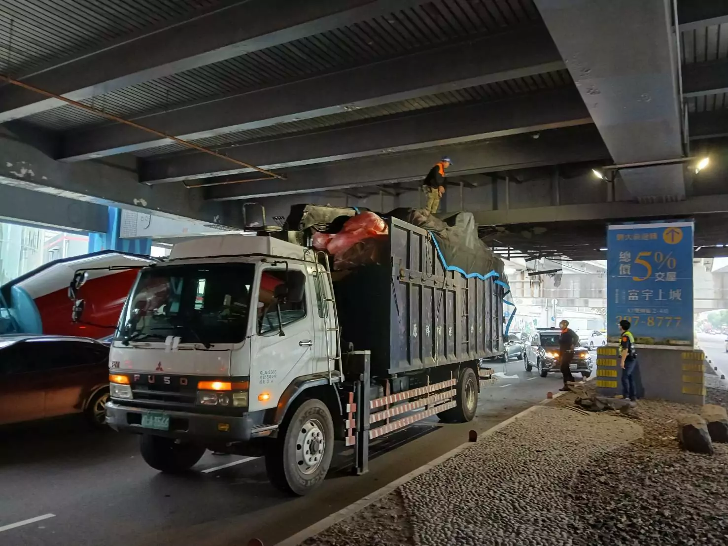 貨車物品堆太高 猛撞桃園機捷A8車站下方防護網 20240416 06052472