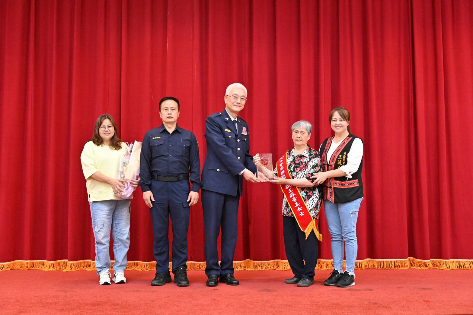 全家擔任社區守護者 她當選警政署模範母親 24431 0